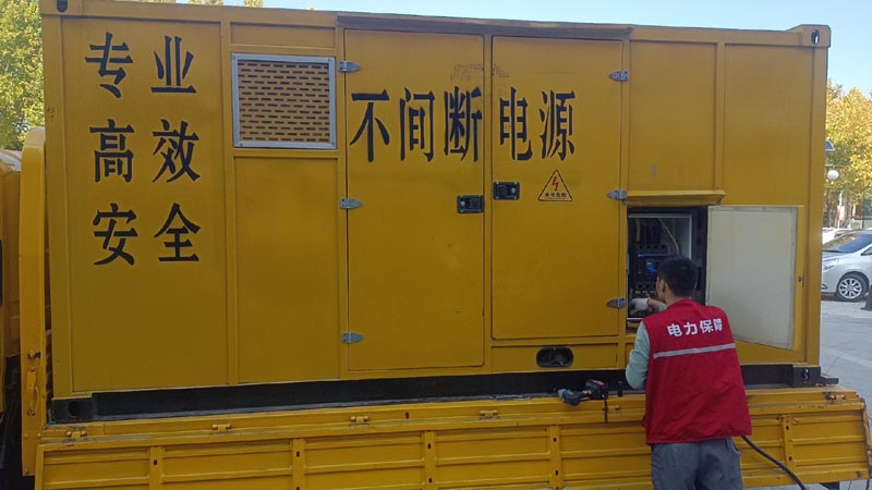 阿瓦提柴油发电机组和UPS电源配合使用时，如何避免切换过程中的电力中断？